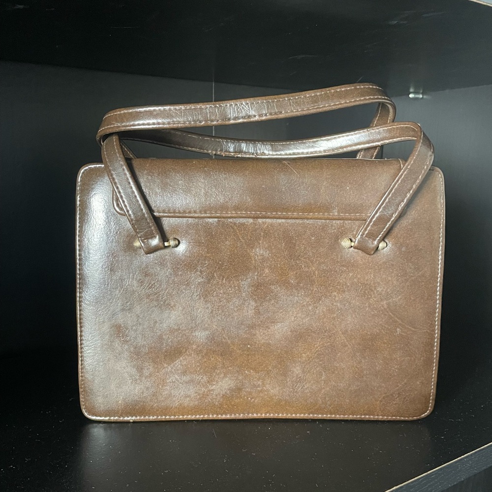 Vintage brown handbag with multiple pockets!